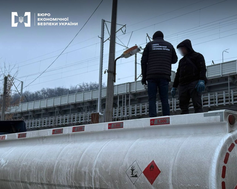 У Києві ліквідували нелегальну АЗС: поліція вилучила бензовоз та обладнання