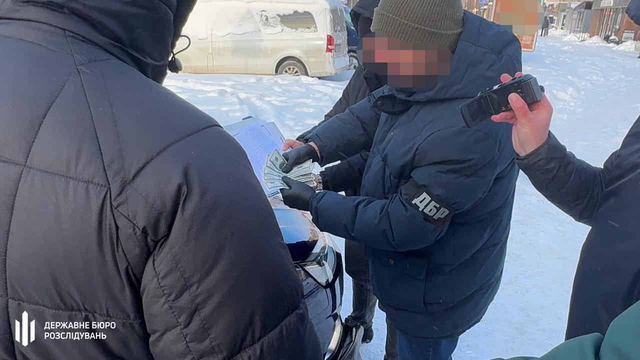 На Волыни задержали чиновника ТЦК, бравшего взятки за снятие мужчин с розыска