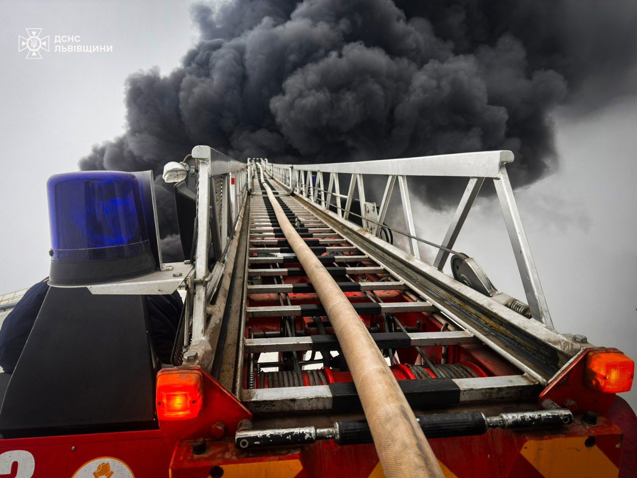 В ГСЧС показали кадры ликвидации последствий вражеской атаки на Львовщине