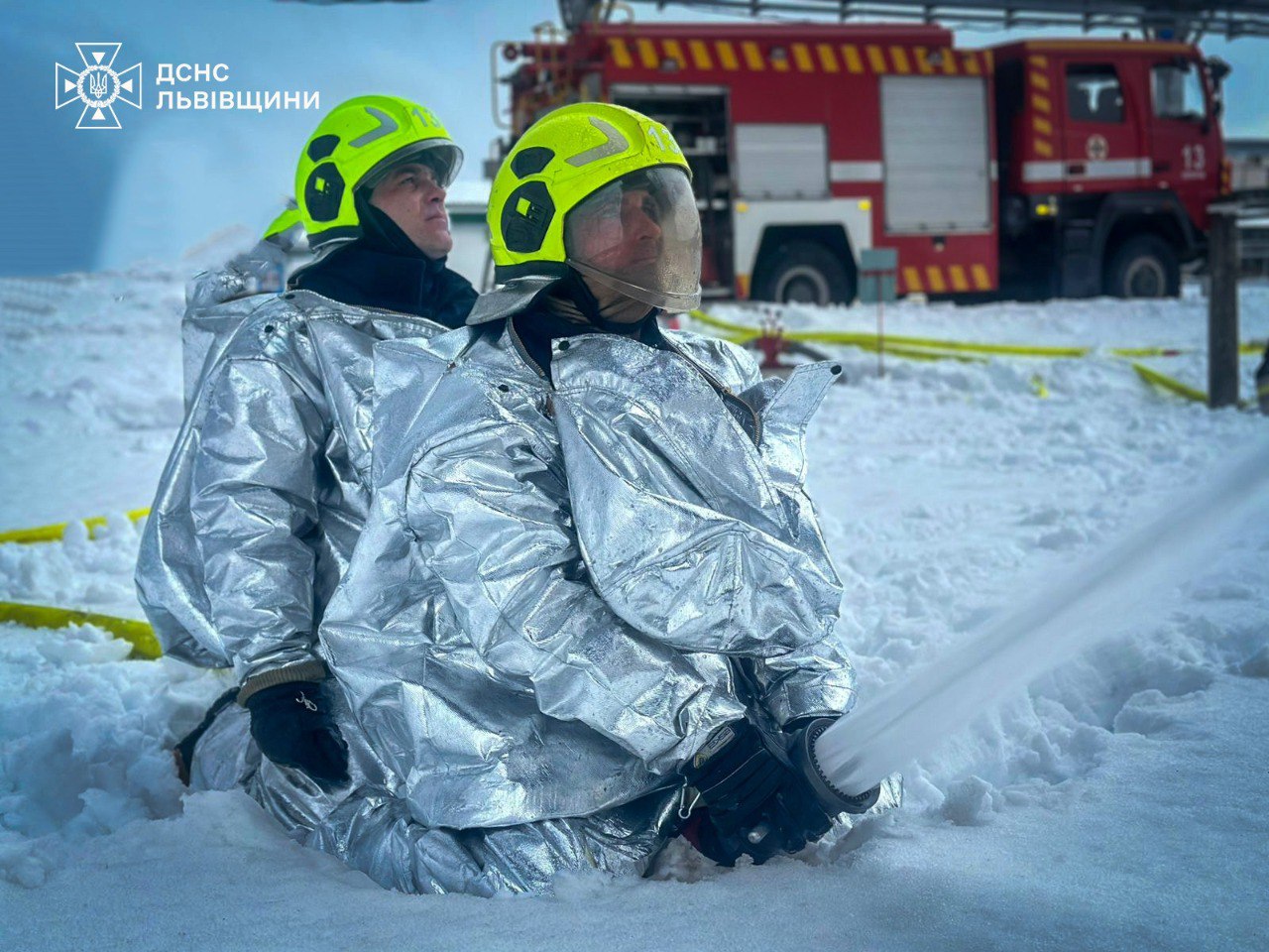 В ГСЧС показали кадры ликвидации последствий утренней атаки во Львовской области
