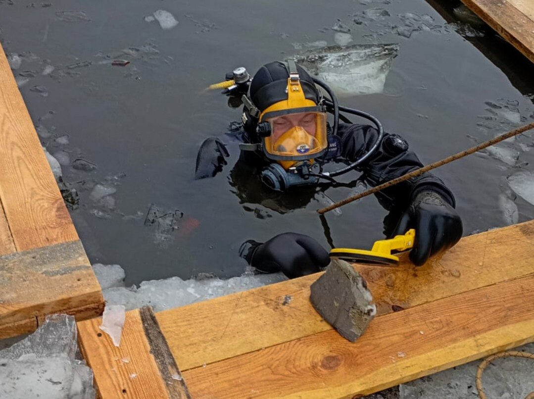 В Киевской области со дна озера достали часть дрона из 1,5 кг взрывчатки