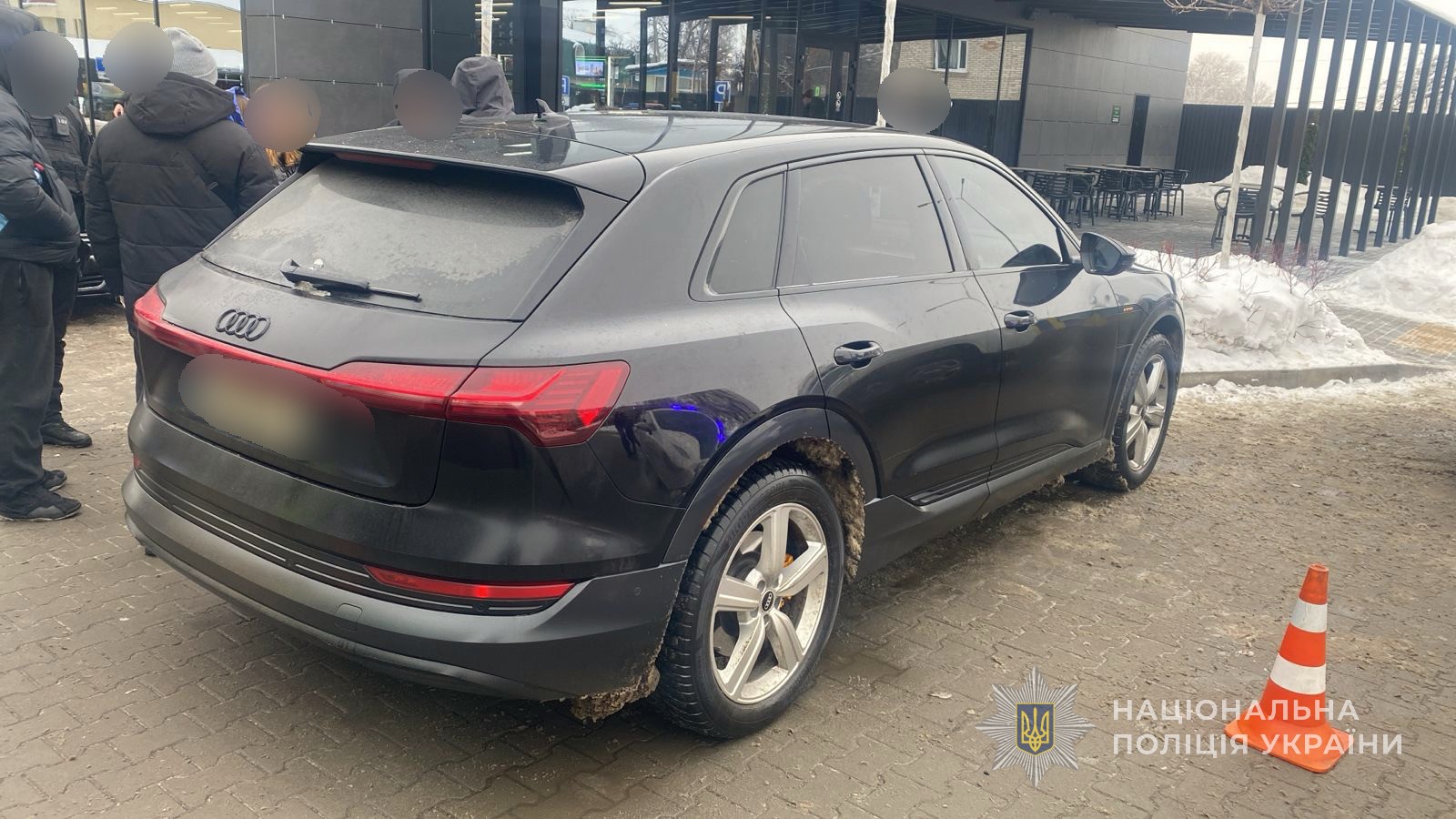 На Волыни семь молодых людей спустили чужие средства на iPhone и брендовые вещи