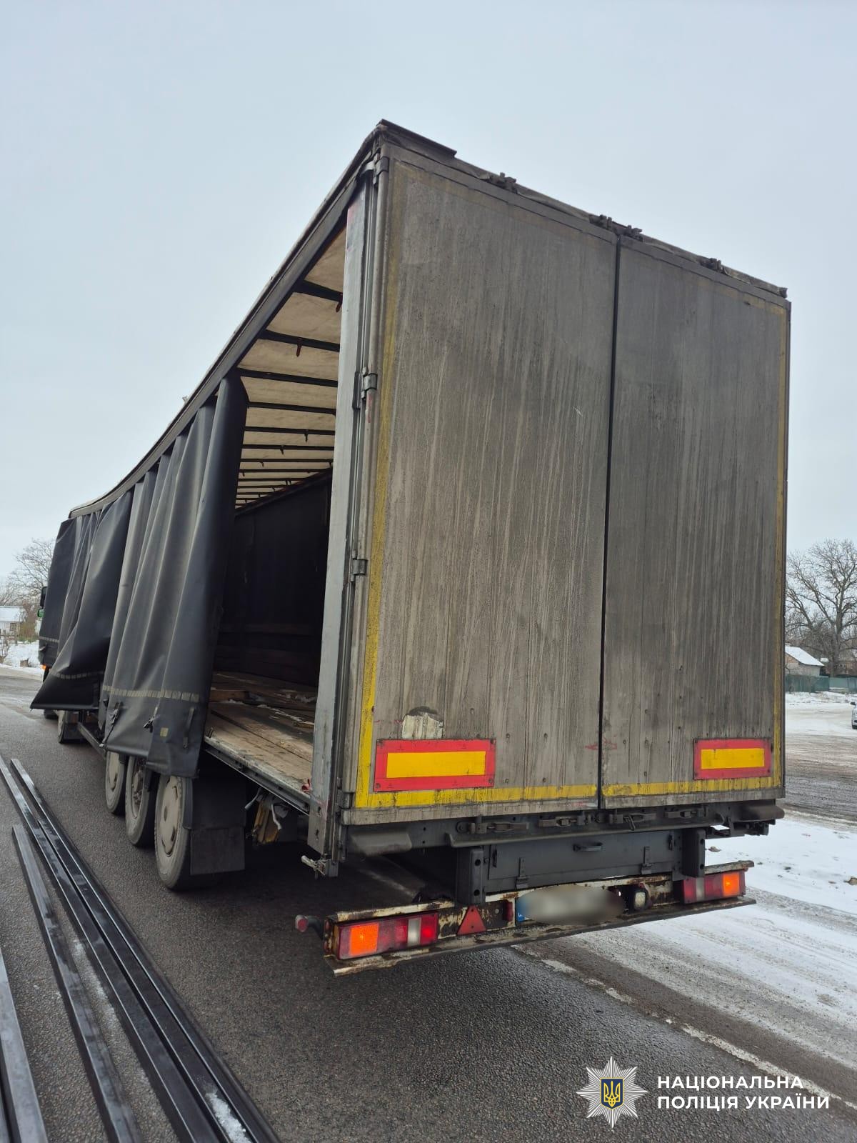 На Кіровоградщині через падіння вантажу з фури загинув водій легковика