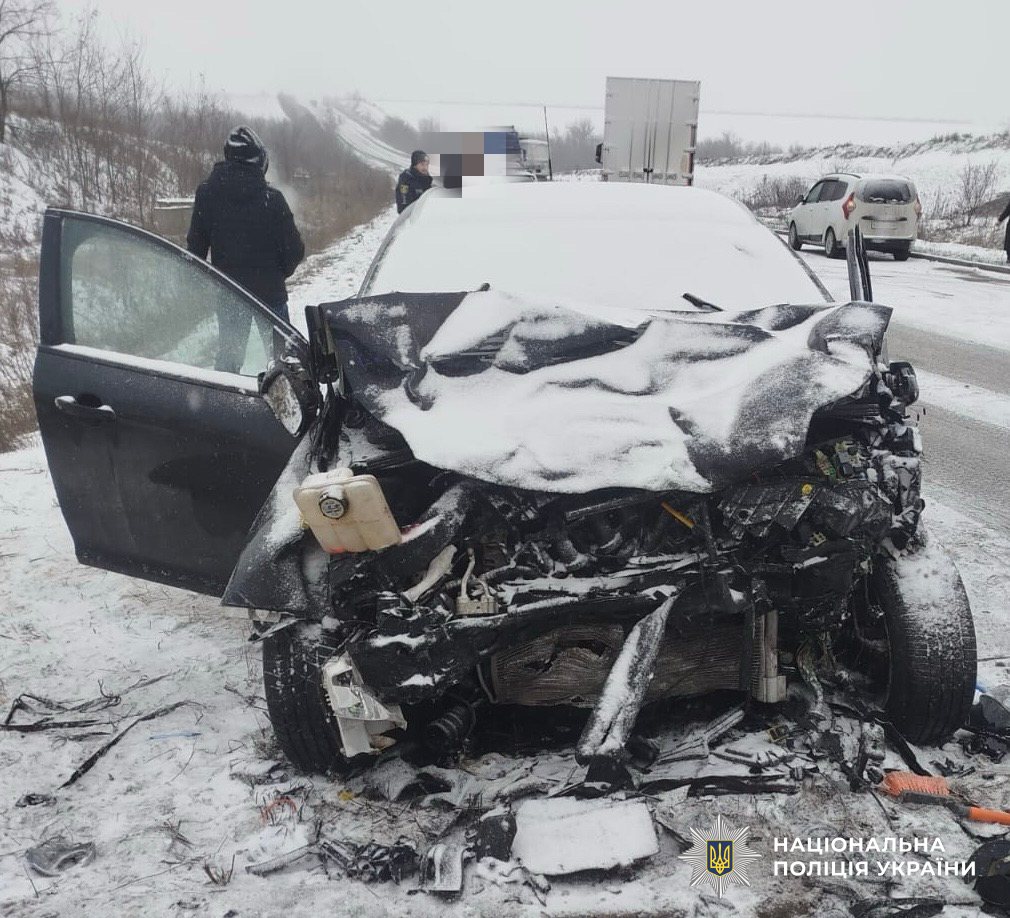 На трасі Кіровоградщини зіткнулися легковик та мінівен: пʼятеро постраждалих