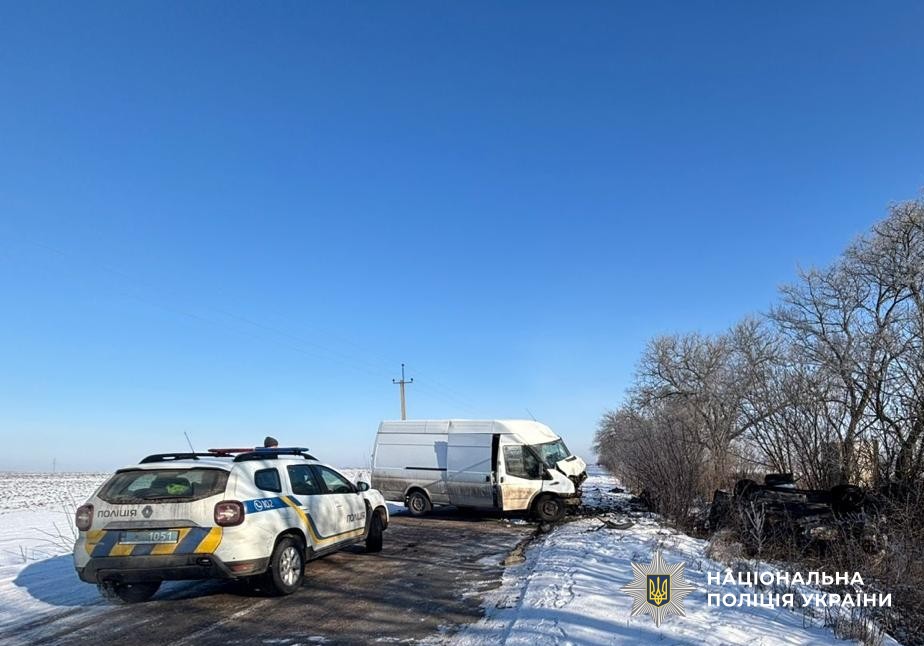 В Кировоградской области в результате ДТП автомобиль опрокинулся в кювете: травмировались водители