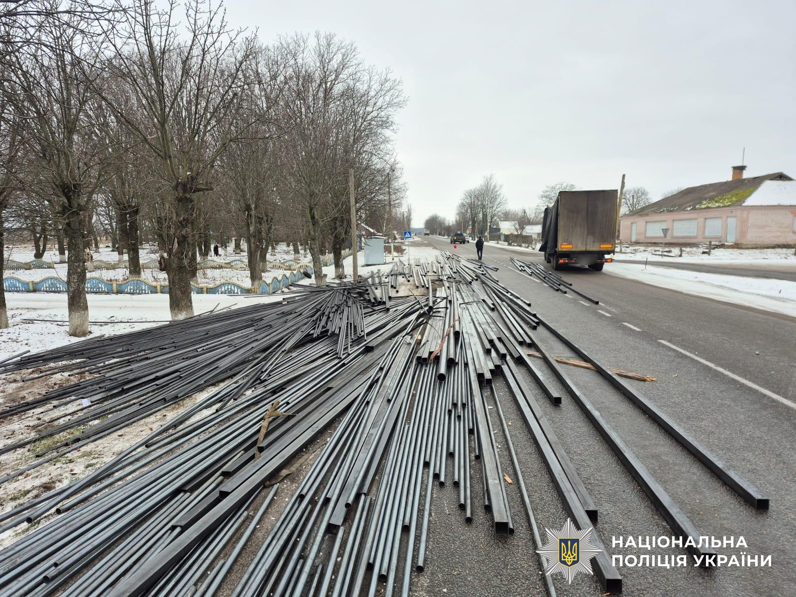 На Кіровоградщині вантаж із фури впав на авто: є загиблий та постраждала