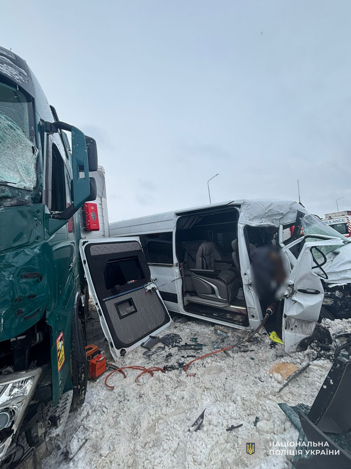 Зіткнення мікроавтобуса та вантажівки на Львівщині: є загибла та травмовані