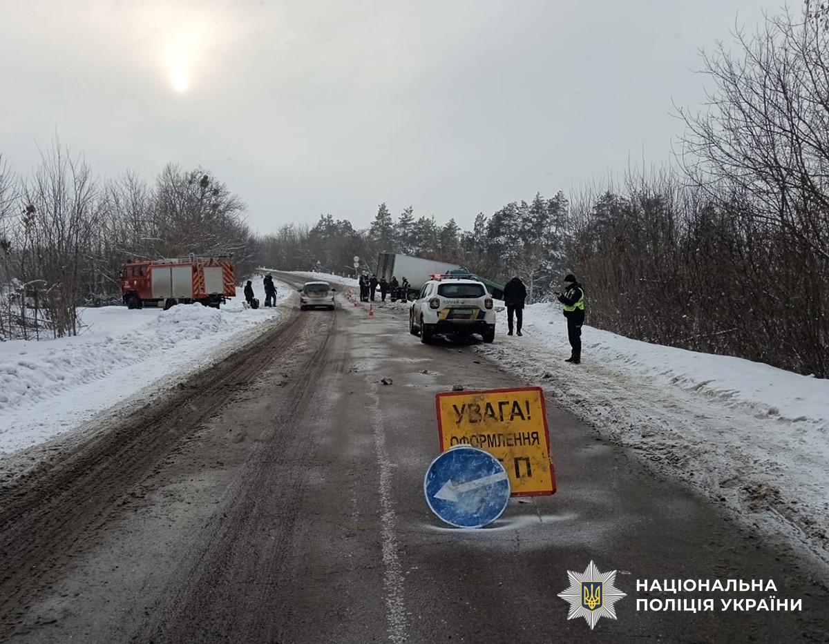 В Житомирской области грузовик въехал в маршрутку с пассажирами: есть травмированные