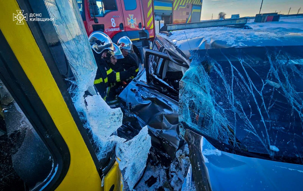 В Киевской области школьный автобус попал в ДТП: есть пострадавшие