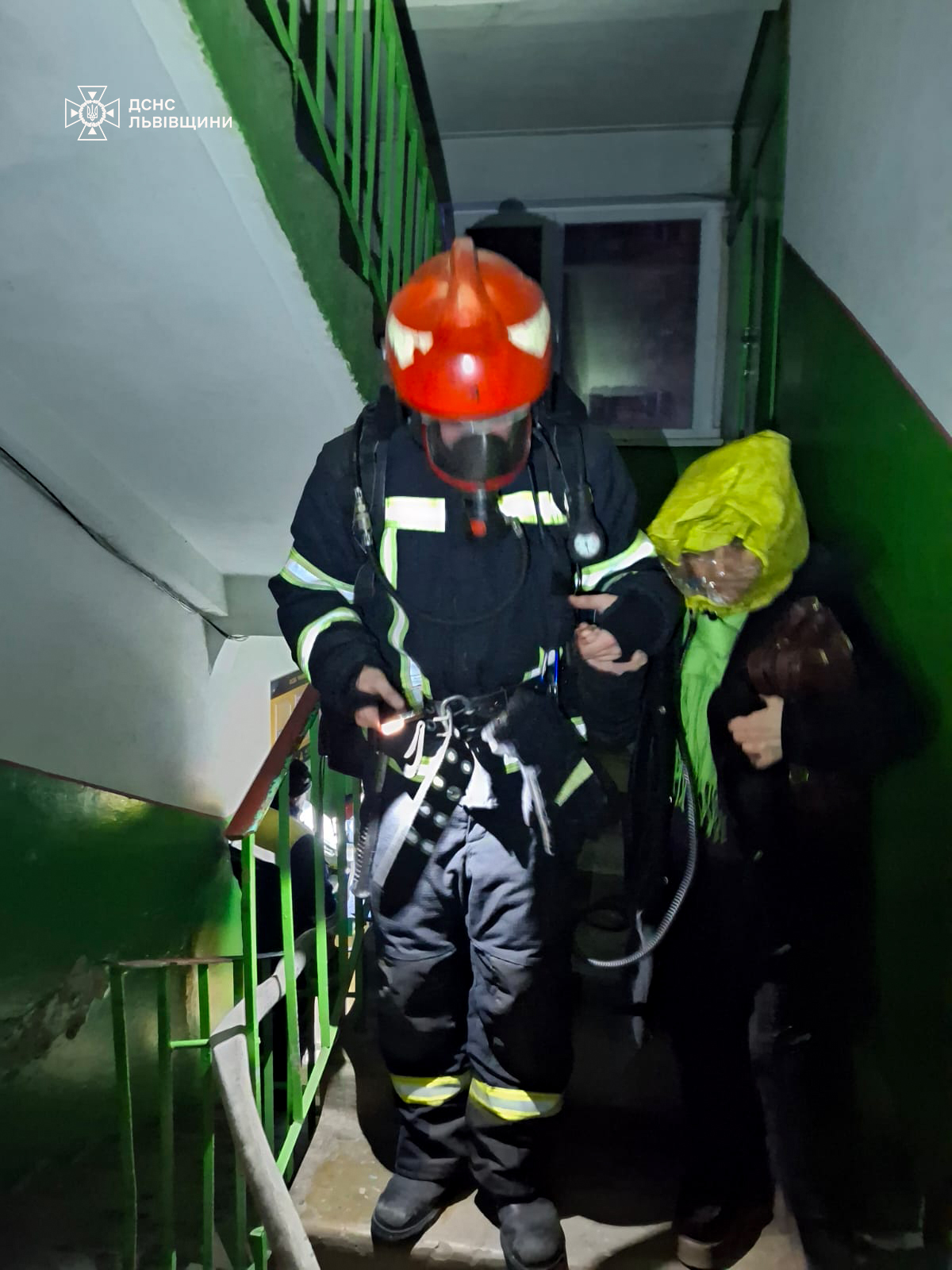 У Львові вночі сталася пожежа у девʼятиповерхівці: вогнеборці врятували жителів 