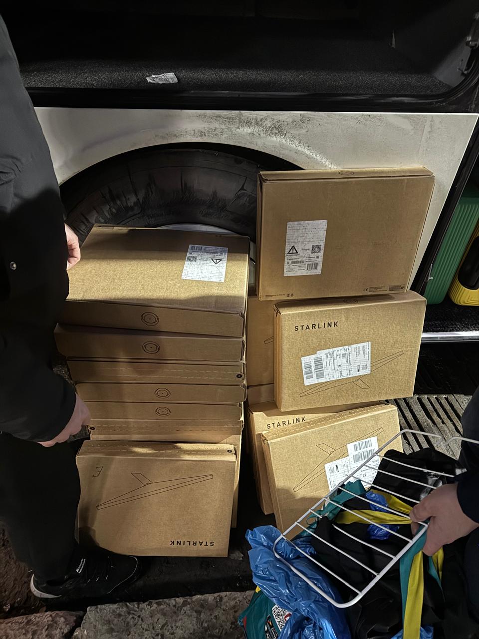 Во Львовской области таможенники изъяли скрытые в автобусе системы Starlink