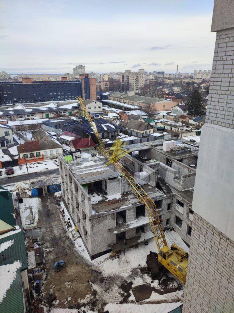 В Черкассах на строительстве погиб мужчина: на него упала стрела крана