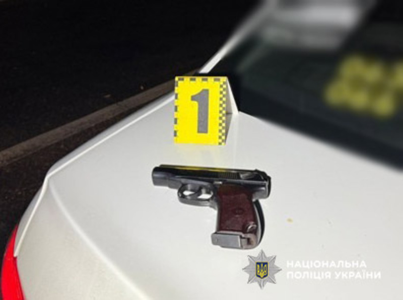 В Одессе пьяный мужчина выстрелил в пол рядом с официанткой, отказавшейся нести ему наркотики