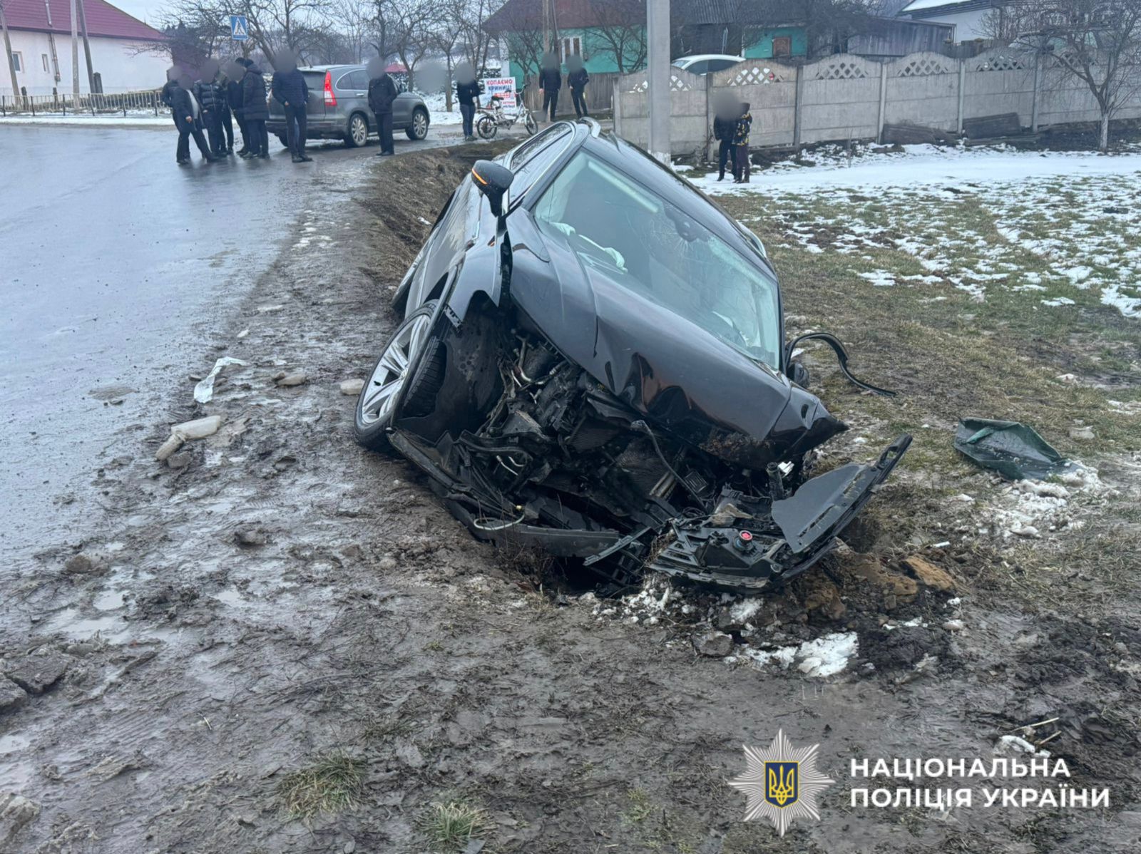 На Буковині автомобіль вилетів у кювет: двоє травмованих