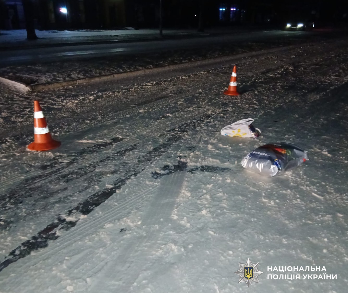 На Кіровоградщині водій Mercedes збив двох людей на переході й втік: жінка померла у "швидкій"