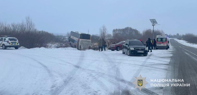 Во Львовской области автобус взлетел с трассы: есть пострадавшие