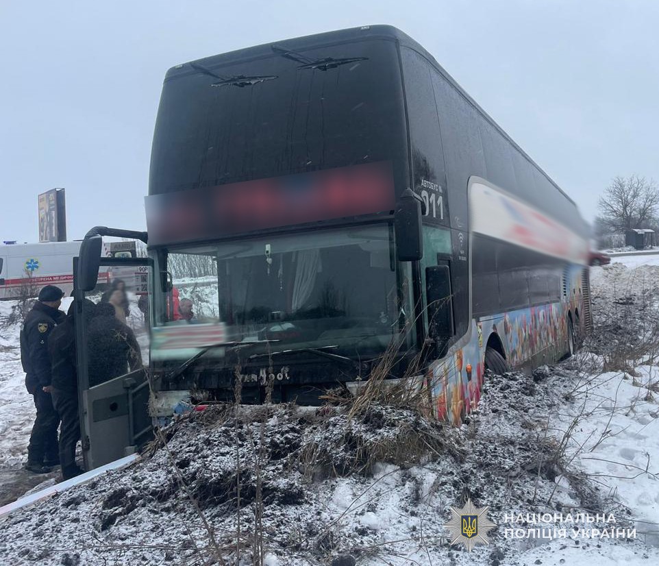 Во Львовской области автобус с пассажирами взлетел в кювет: есть пострадавшие