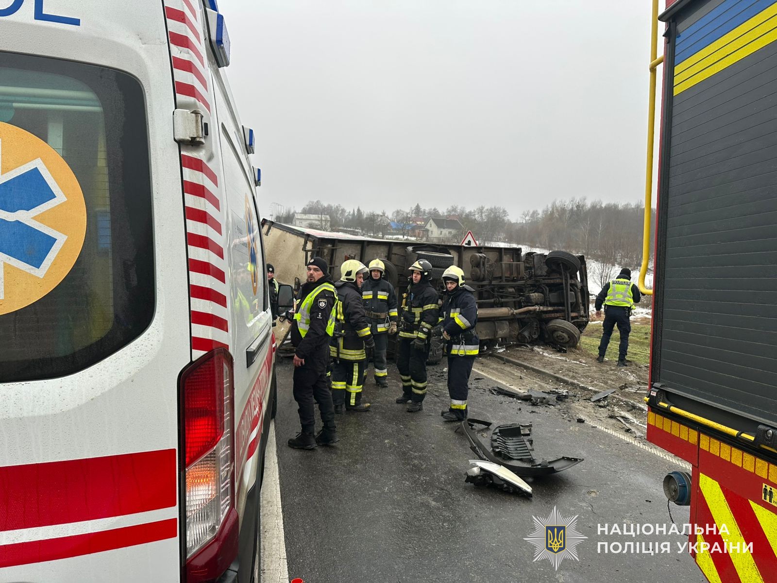 На Львовщине в результате ДТП перевернулись грузовик и легковушка