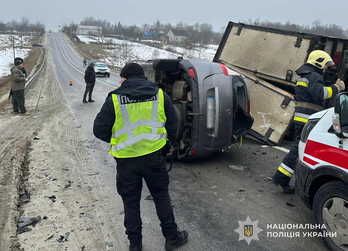На Львовщине в результате ДТП перевернулись грузовик и легковушка: есть погибший