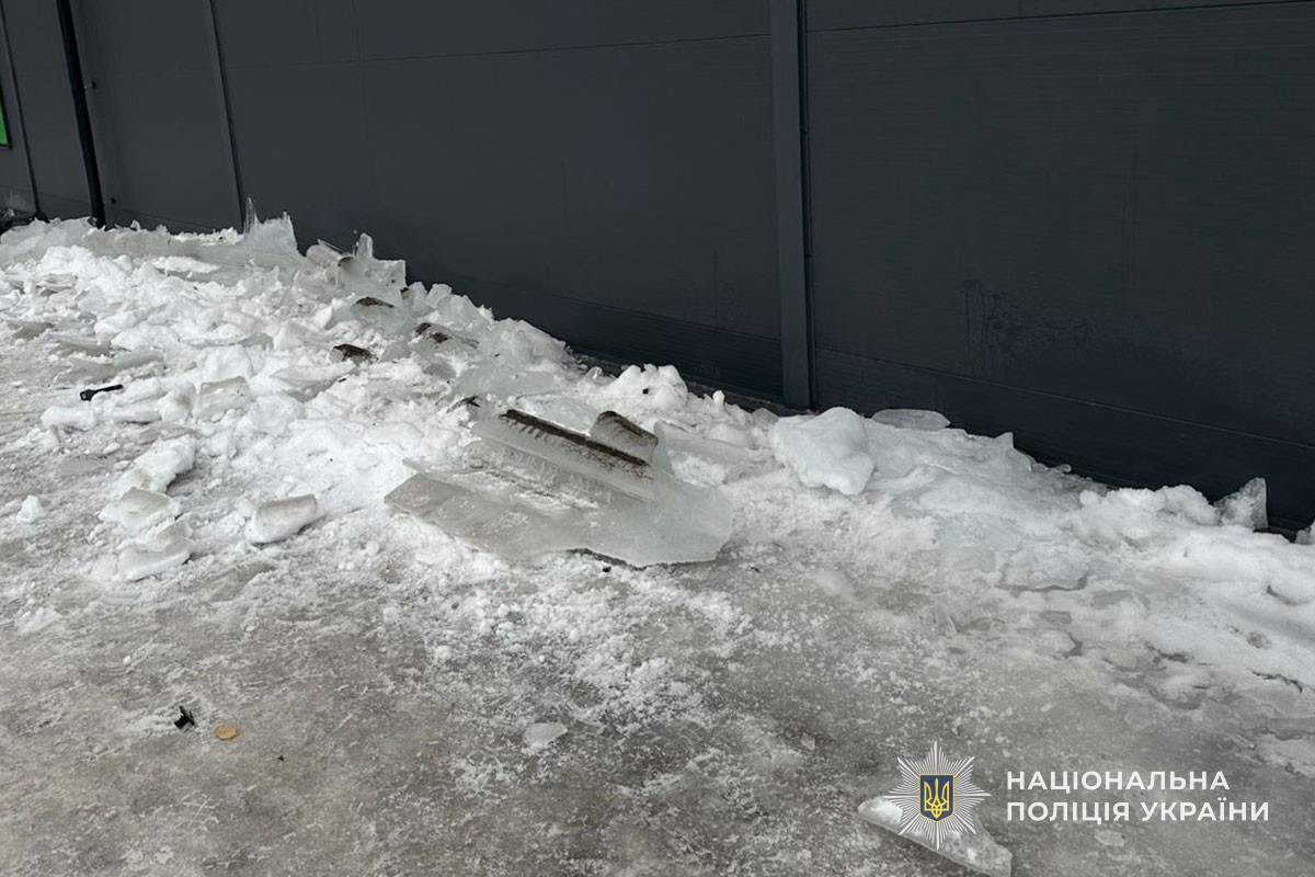 На Тернопільщині через падіння льодяної брили травмувався 8-річний хлопчик