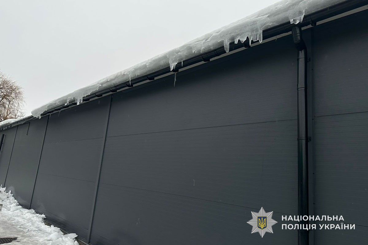 На Тернопільщині льодяна брила впала з даху супермаркету на 8-річного хлопчика