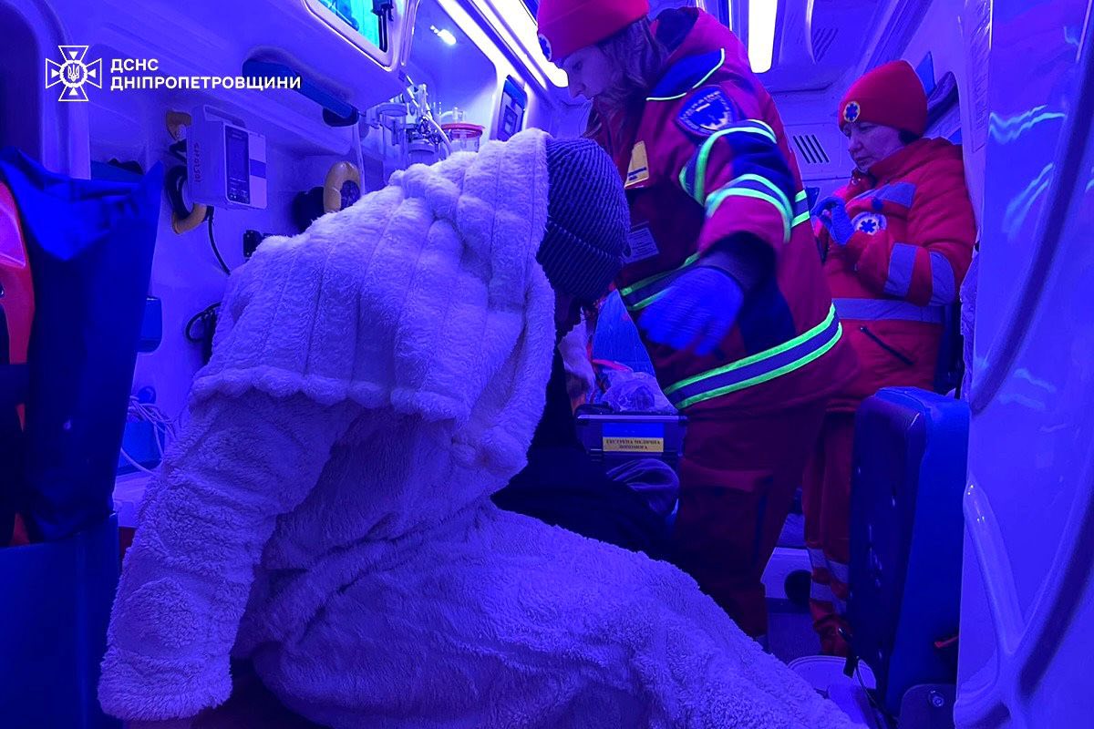 На Днепропетровщине двое 14-летних парней застряли на льду посреди реки