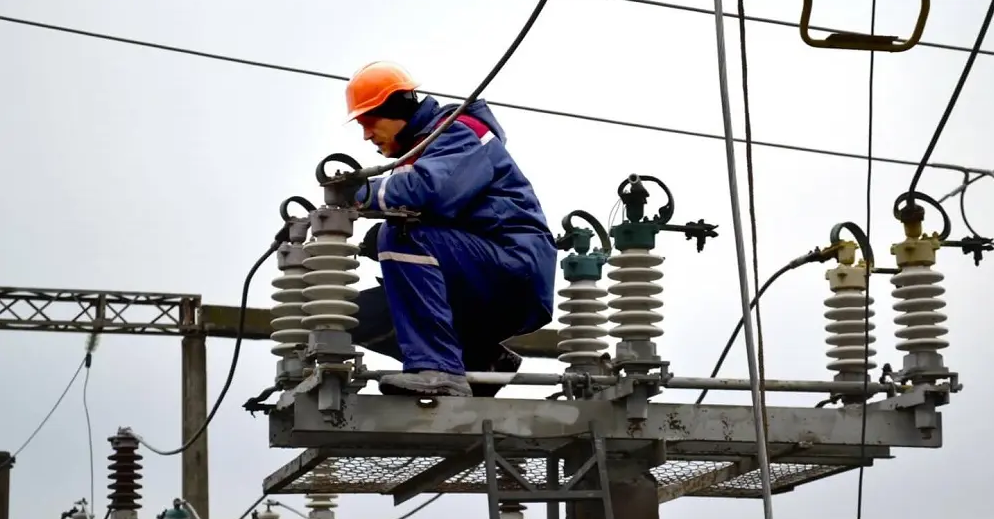 Електрики працюють попри загрозу обстрілів. Фото: ua-energy.org.