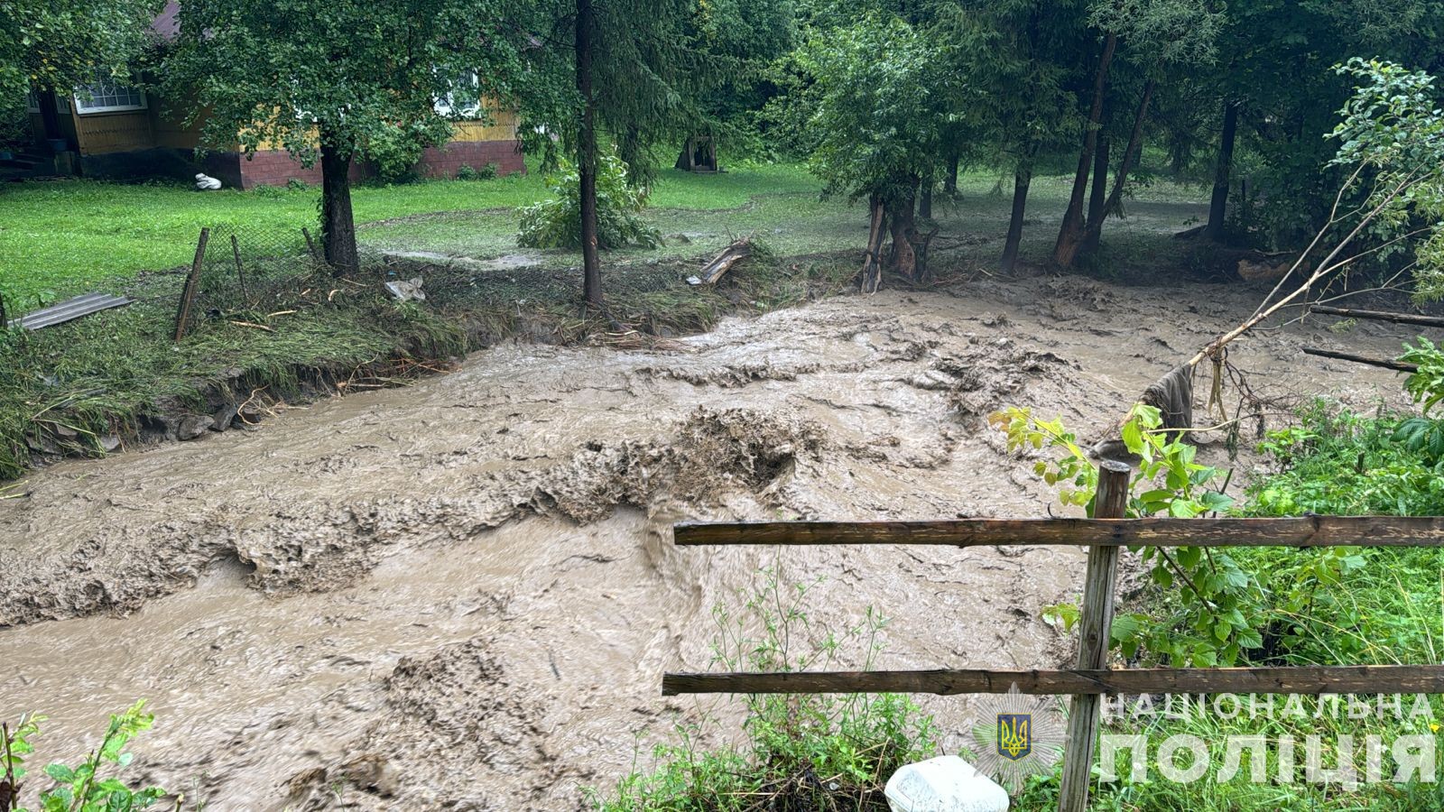 Повінь на Закарпатті: тривають пошуки жінки, яку віднесло течією