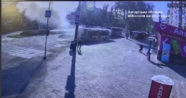 В Запорожье российский FPV-дрон атаковал пассажирский автобус: пятеро раненых