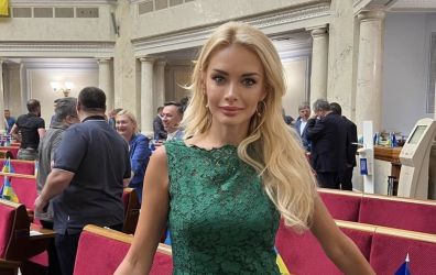 Үлкен қалың емізікшелер аяғын жеке-жеке таратты